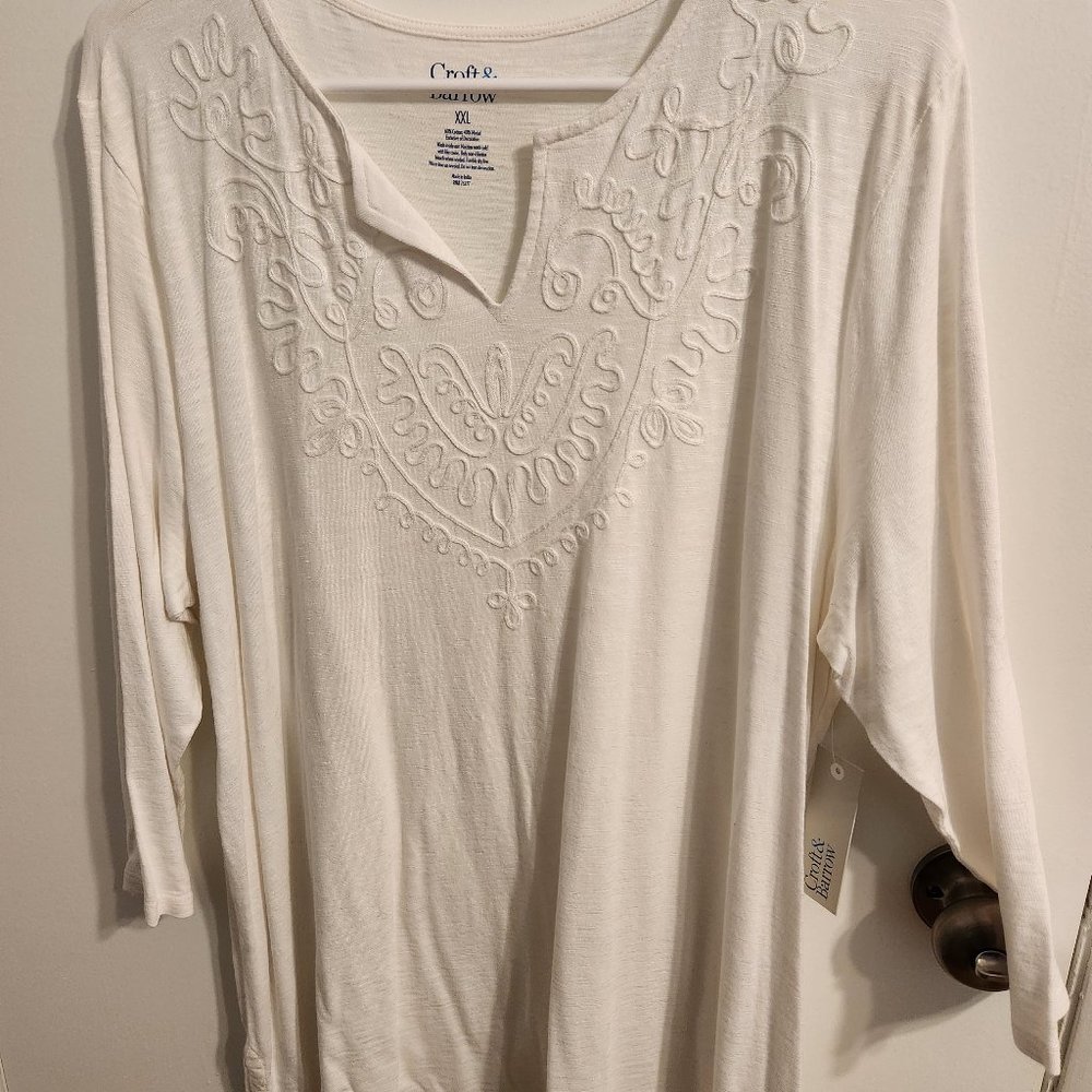 ATTRACTIVE WHITE 3/4" SLEEVE, V-NECK T-SHIRT